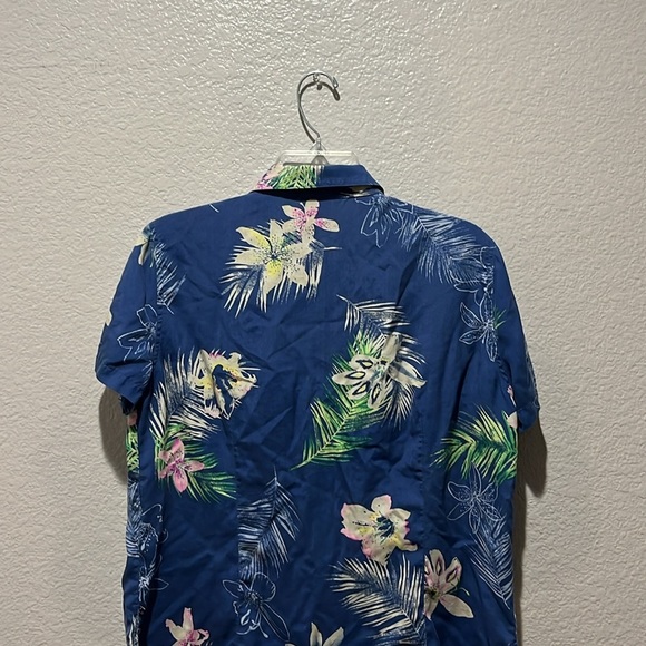 Liz Claiborne Women’s Hawaiian Shirt Size Medium Silk Short Sleeve Floral Vacay - Picture 7 of 8